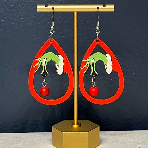 💜 2 for $16! The Grinch Teardrop Wooden Drop Earrings - Picture 5 of 6